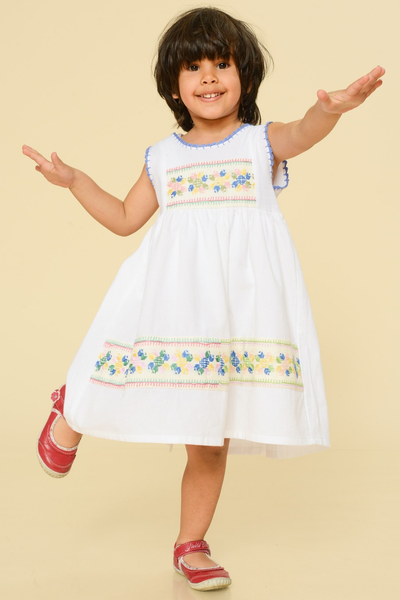 Rochie alba copii cu broderie colorata