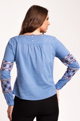 Bluza albastra tip iie cu broderie pe maneci si ciucuri
