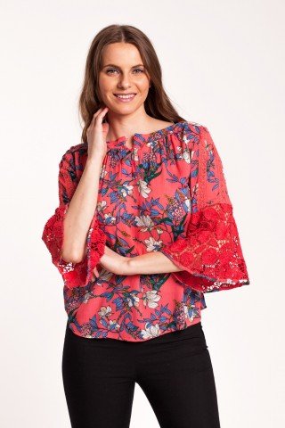 Bluza corai din vascoza cu imprimeu floral si maneci clopot