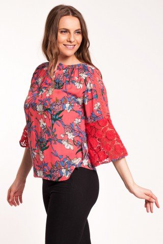 Bluza corai din vascoza cu imprimeu floral si maneci clopot