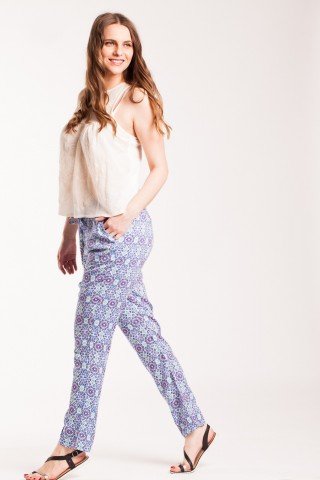 Pantaloni bleu din vascoza cu imprimeu multicolor