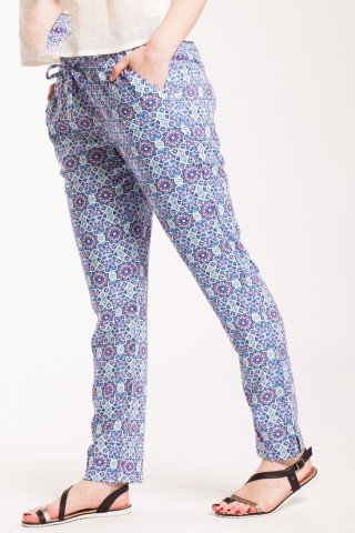 Pantaloni bleu din vascoza cu imprimeu multicolor