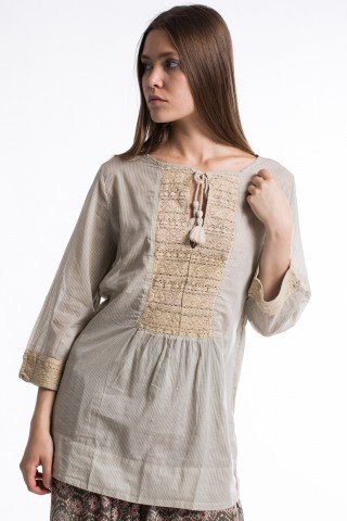 Bluza din bumbac subtire in dungi cu dantela beige si ciucuri