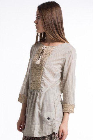 Bluza din bumbac subtire in dungi cu dantela beige si ciucuri