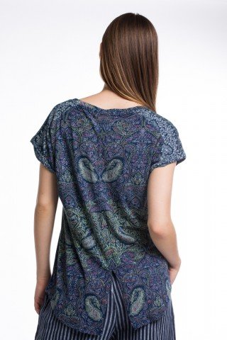 Tricou bleumarin cu imprimeu paisley si slit la spate