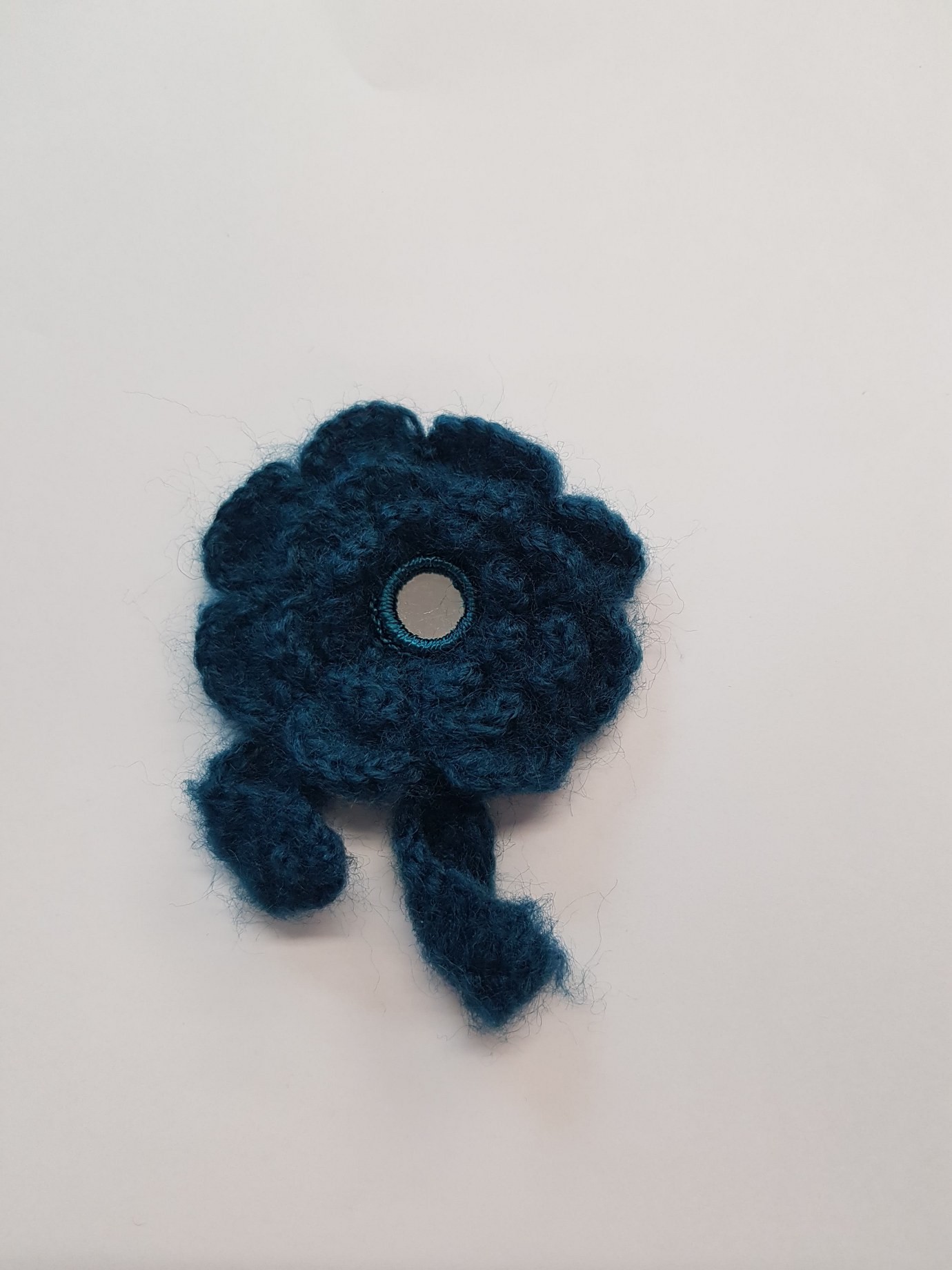 Aplicatie macrame floare albastra