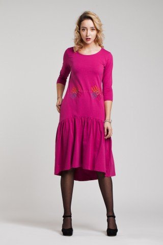 Rochie fucsia cu volan si motive traditionale brodate