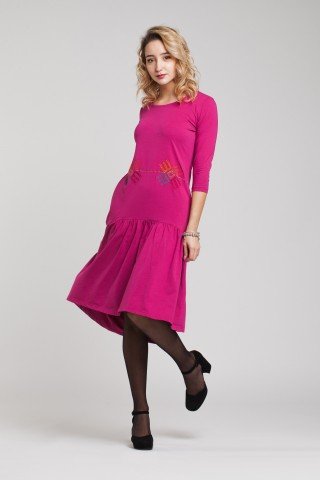 Rochie fucsia cu volan si motive traditionale brodate