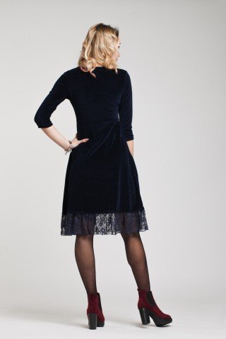 Rochie din catifea bleumarin cu volan din dantela