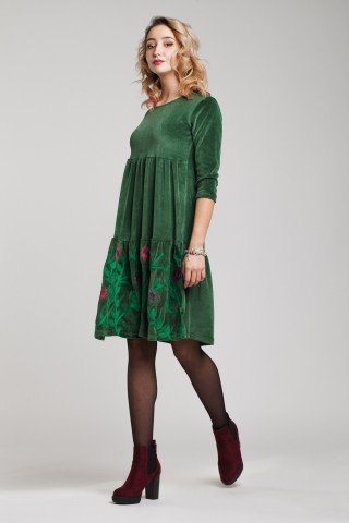 Rochie din catifea verde cu volan si broderie multicolora