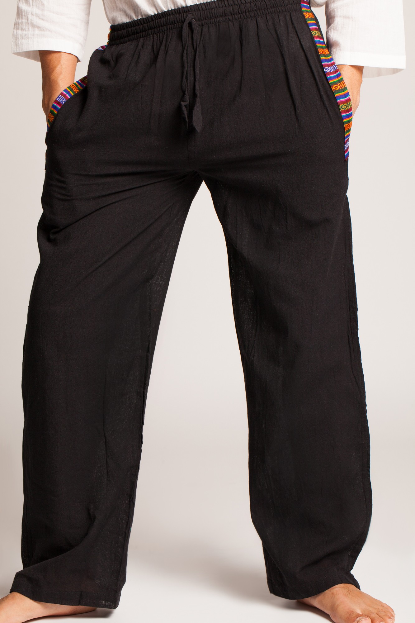 Pantaloni negri cu motive etnice multicolore pe buzunare