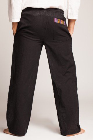 Pantaloni negri cu motive etnice multicolore pe buzunare si elastic la glezna
