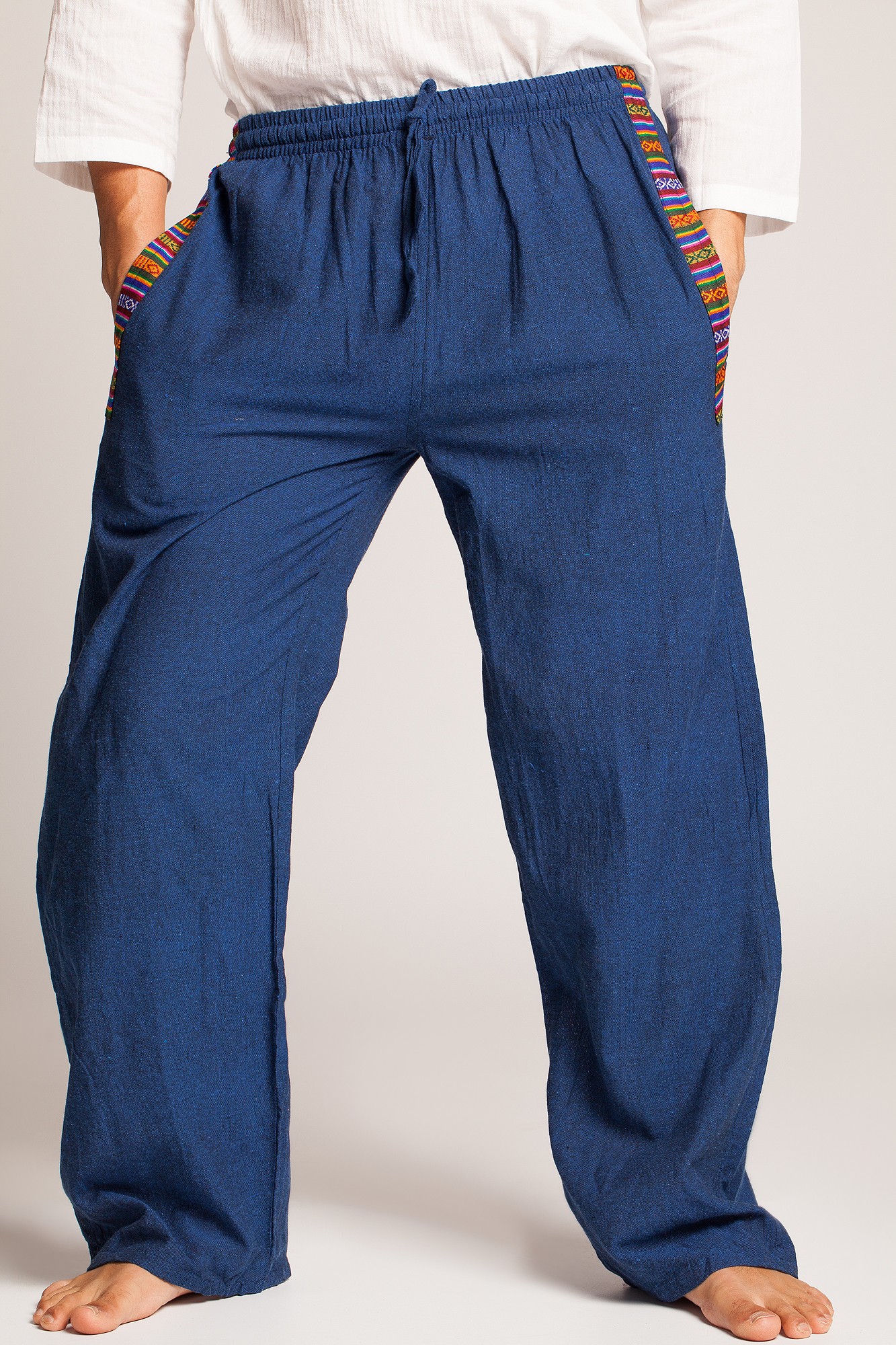Pantaloni albastri cu motive etnice multicolore pe buzunare