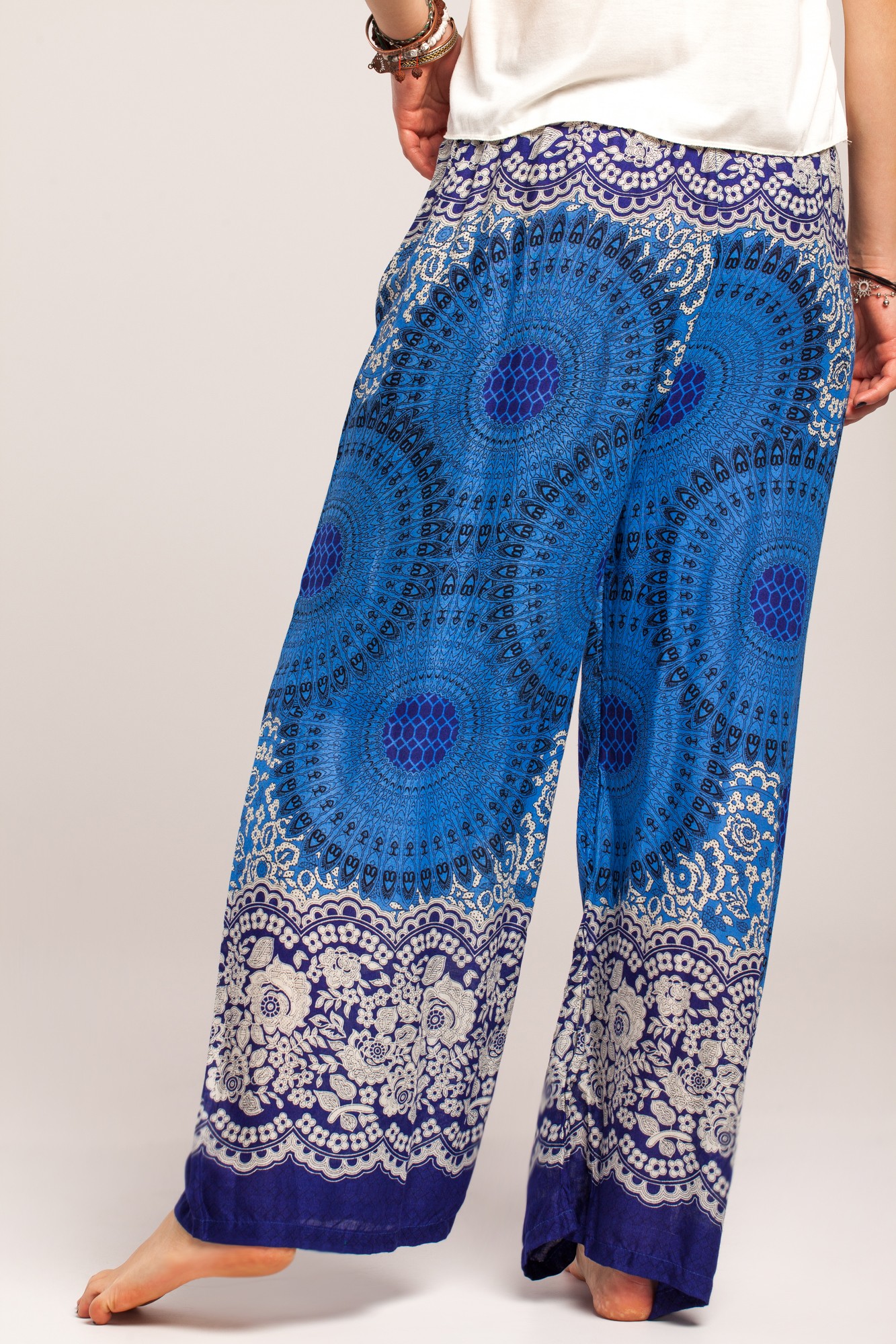 Pantaloni boho largi albastri din vascoza cu mandala si flori