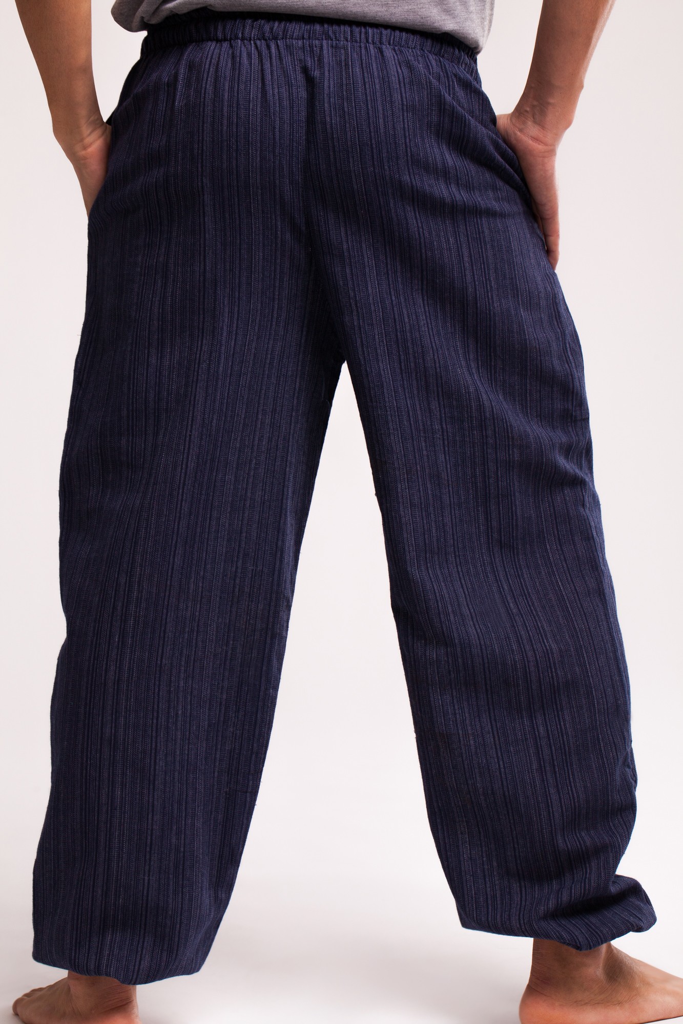 Pantaloni bleumarin texturat cu elastic la glezna