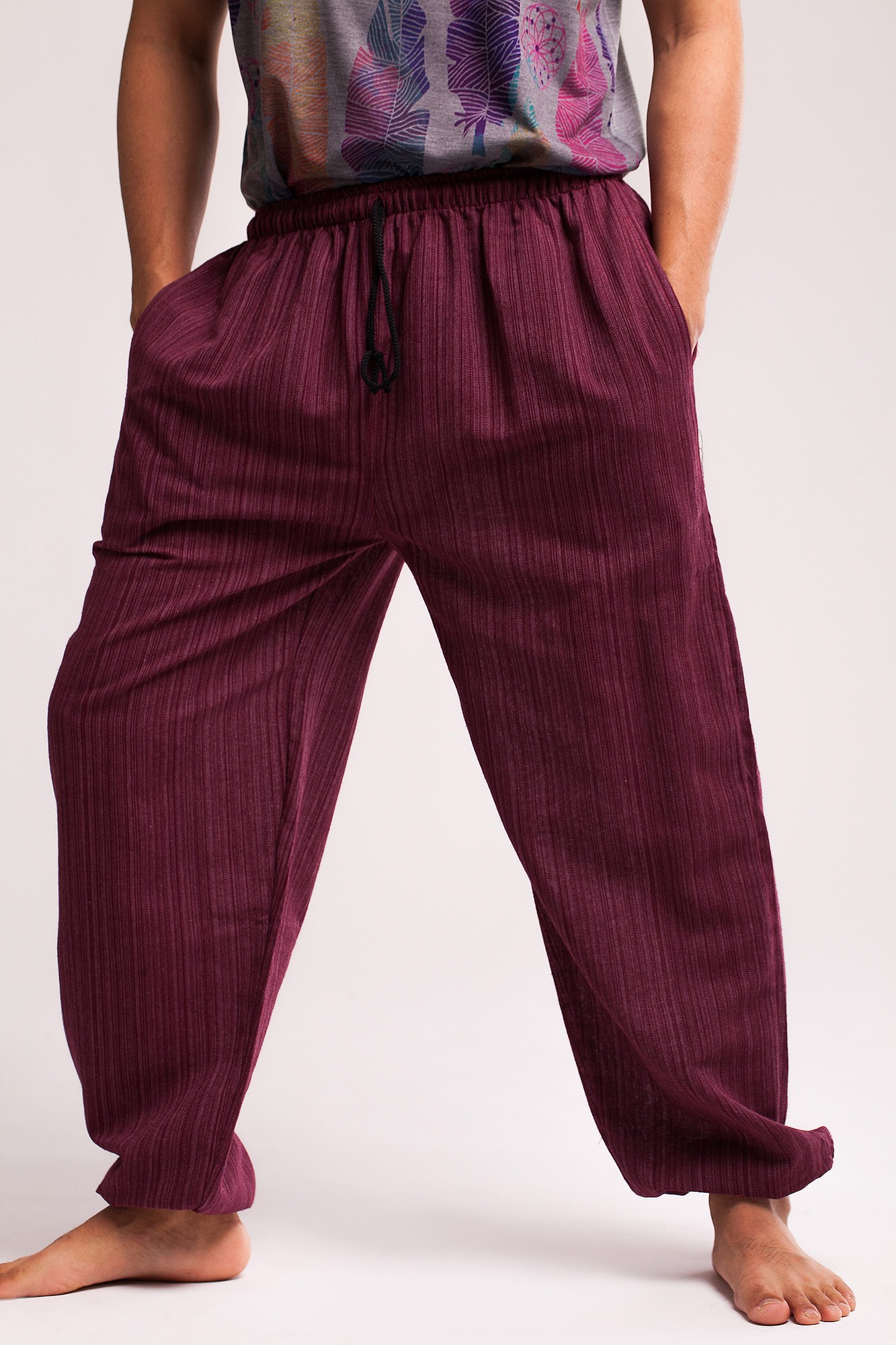 Pantaloni grena texturat cu elastic la glezna