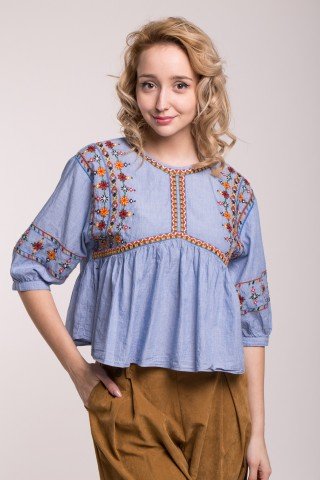 Bluza bleu cu broderie multicolora si maneci bufante