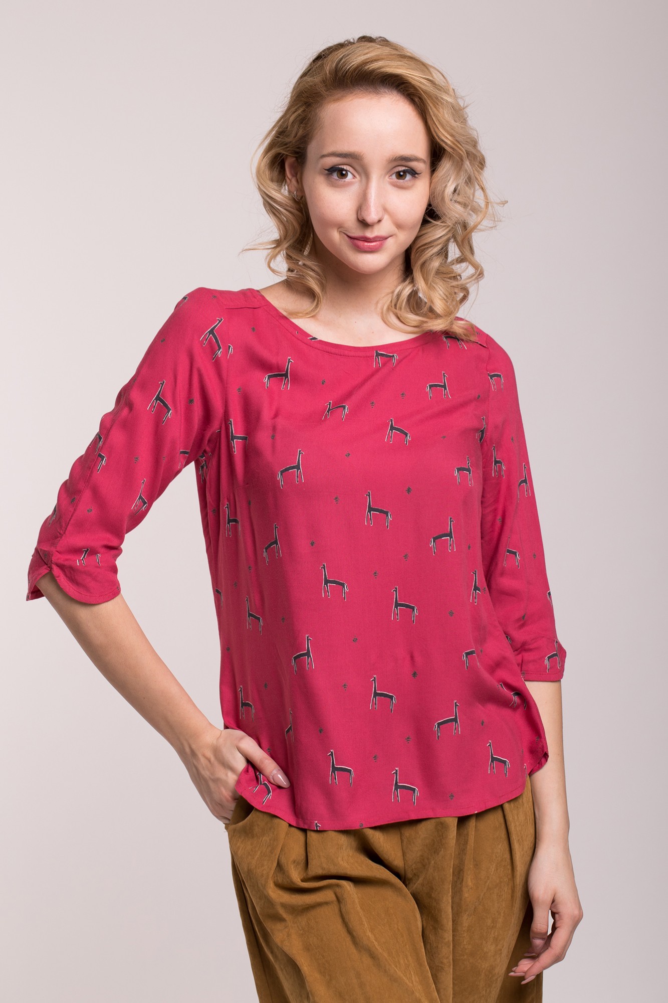 Bluza rosie cu imprimeu si maneci trei sferturi
