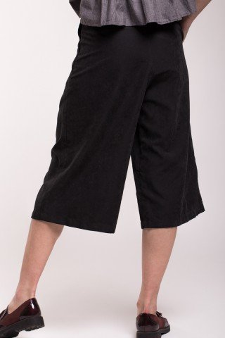 Pantaloni negri cullote cu buzunare laterale