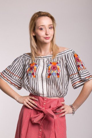 Bluza scurta cu broderie florala