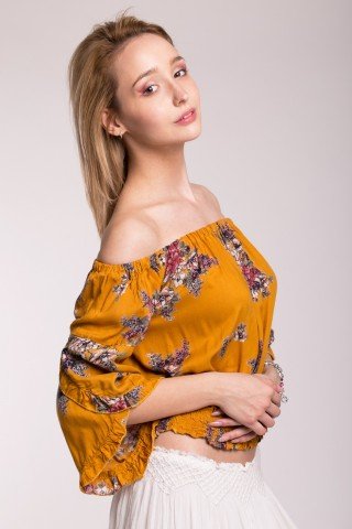 Bluza galbena scurta cu imperimeu floral