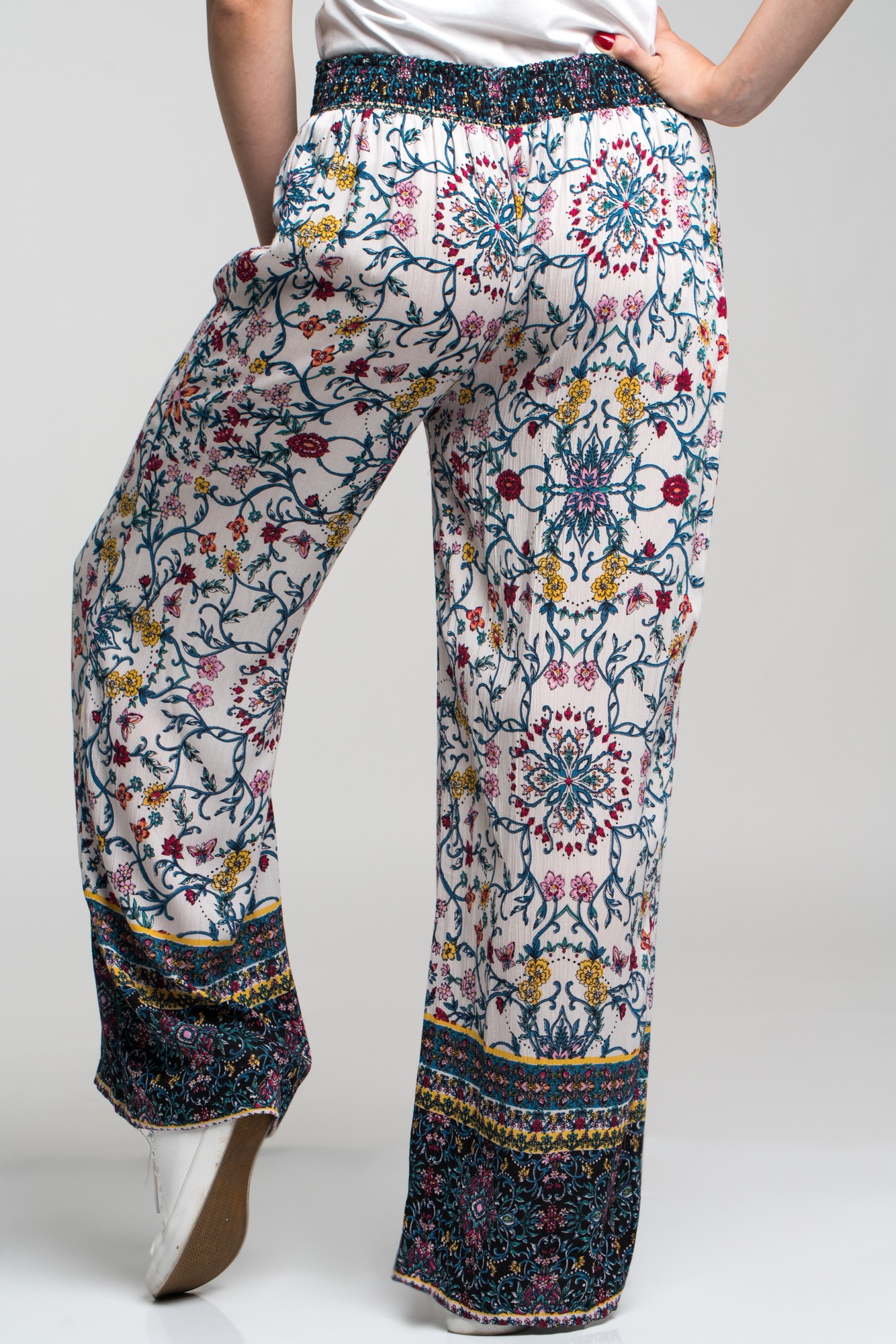 Pantaloni vaporosi cu imprimeu multicolor si cordon