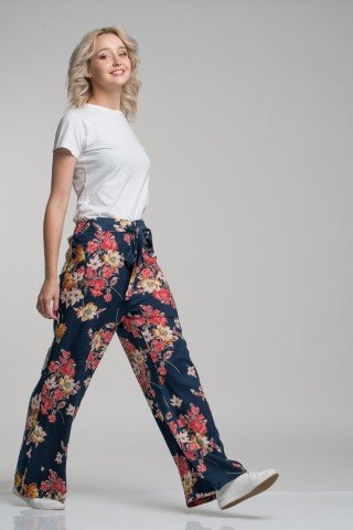 Pantaloni bleumarin cu imprimeu floral multicolor