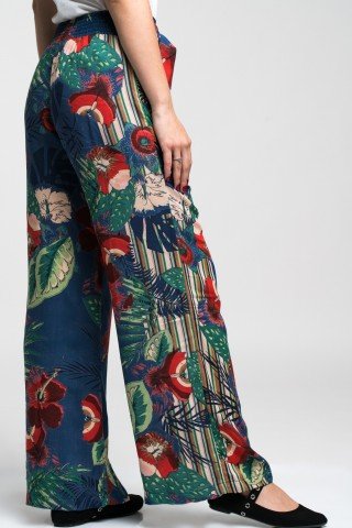 Pantaloni albastri cu imprimeu multicolor exotic si cordon in talie