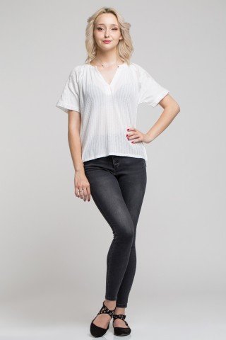 Bluza alba casual cu broderie pe umeri