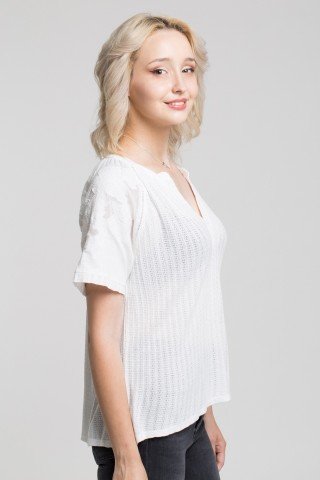 Bluza alba casual cu broderie pe umeri