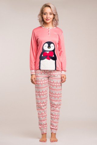 Pijama flausata roz cu pantaloni multicolori si aplicatie pufoasa Pinguin Indragostit