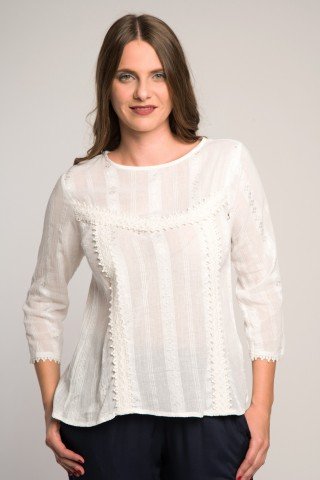 Bluza alba cu maneci trei sferturi si broderie