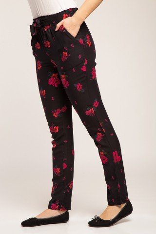 Pantaloni negri cu model floral rosu