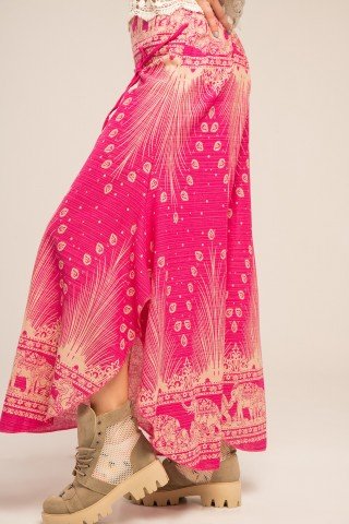 Pantaloni roz largi cu slituri si imprimeu paun