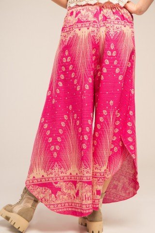 Pantaloni roz largi cu slituri si imprimeu paun