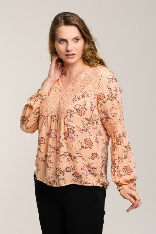 Bluza peach cu imprimeu floral si dantela