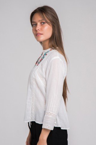 Bluza alba cu dantela si broderie florala