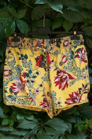 Pantaloni scurti galbeni imprimeu floral