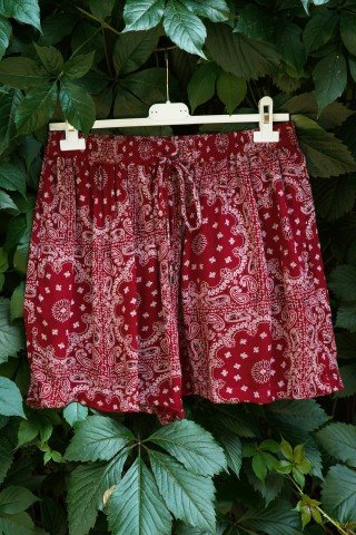 Pantaloni scurti grena cu imprimeu paisley