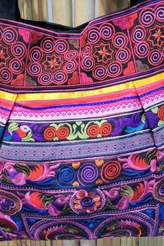 Geanta visinie cu broderie Hmong multicolora
