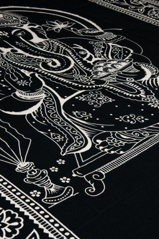 Cuvertura neagra cu print alb Ganesha