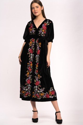 Rochie neagra de catifea cu broderie florala si nasturi