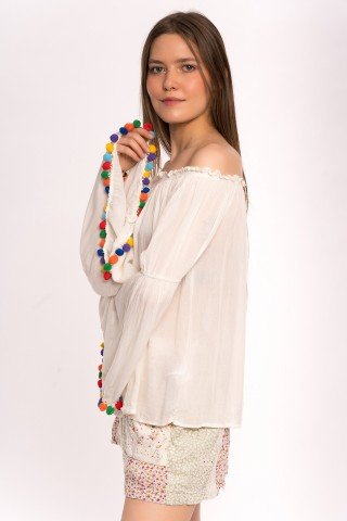 Bluza alba cu maneci evazate si ciucuri colorati