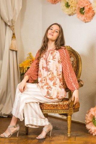 Bluza roz caramiziu cu imprimeu floral