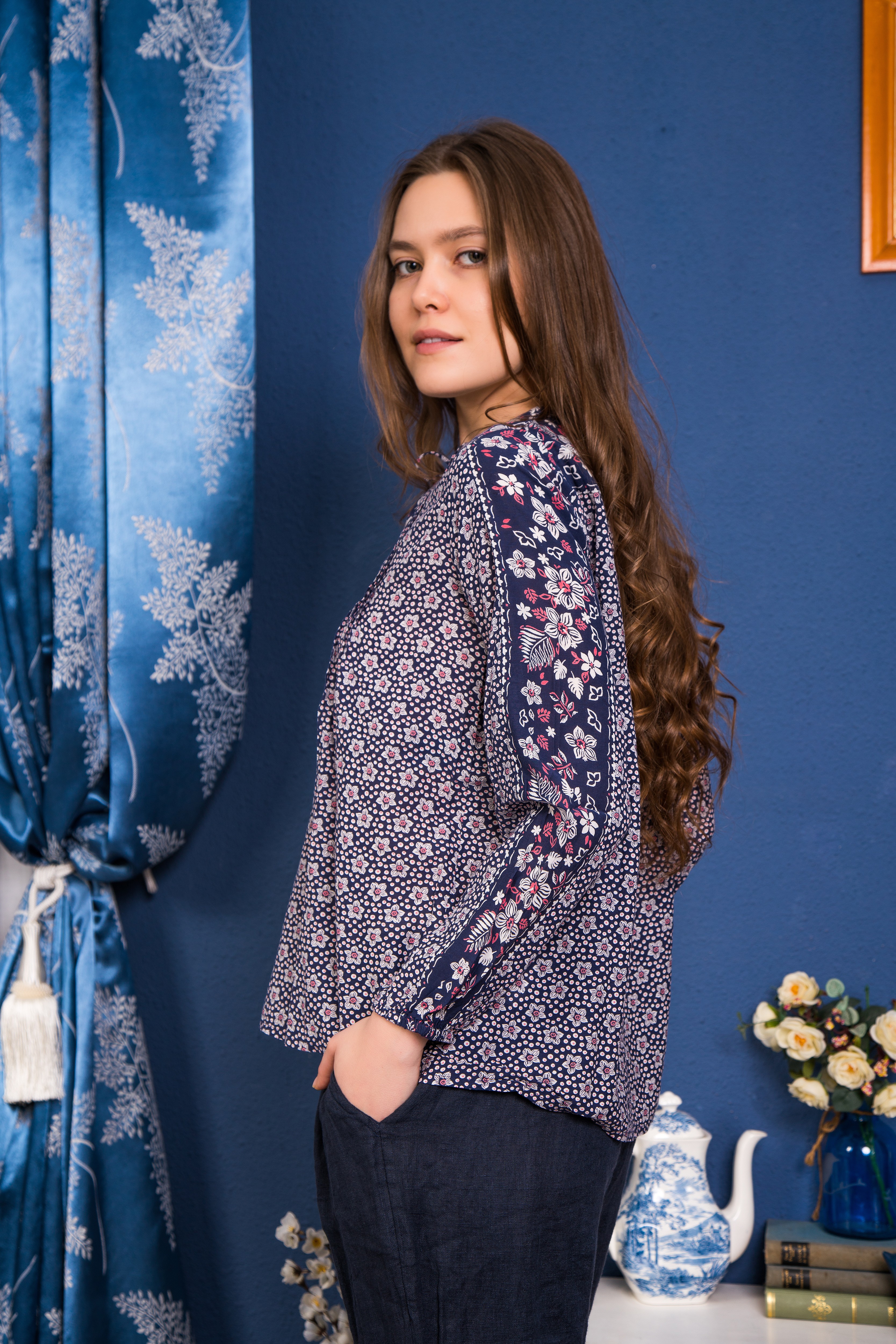Bluza bleumarin cu imprimeu floare de colt