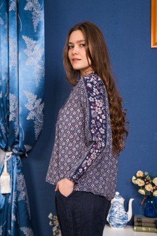 Bluza bleumarin cu imprimeu floare de colt