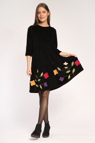 Rochie din catifea neagra cu volan si aplicatii florale