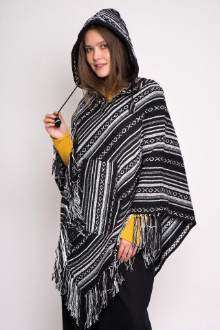 Poncho unisex alb negru cu ciucuri