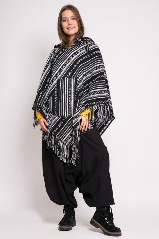 Poncho unisex alb negru cu ciucuri