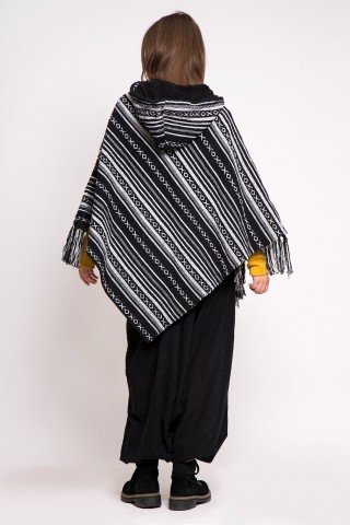 Poncho unisex alb negru cu ciucuri